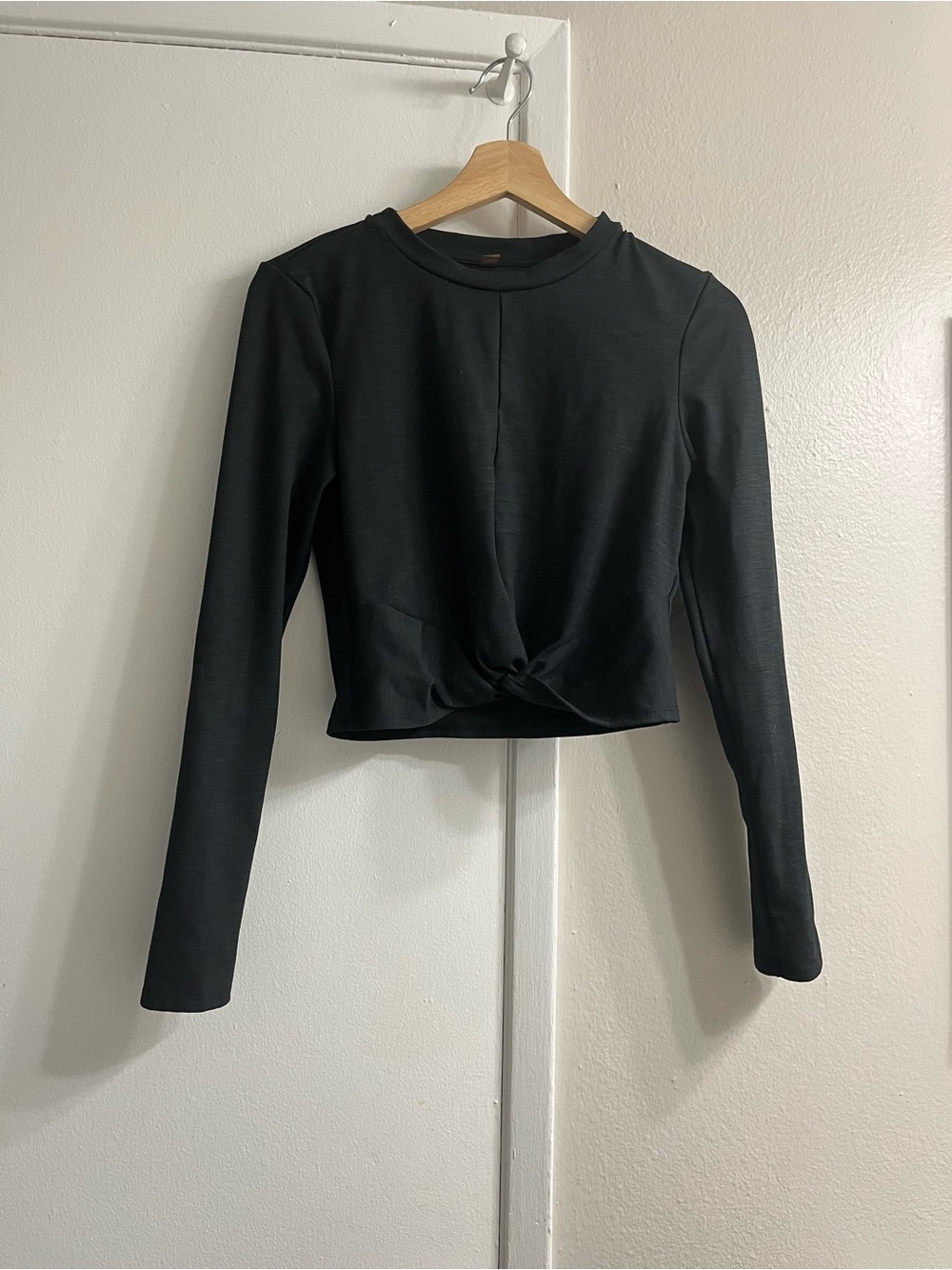 Beyond Yoga Black Long-Sleeve Twist Front Crop Top